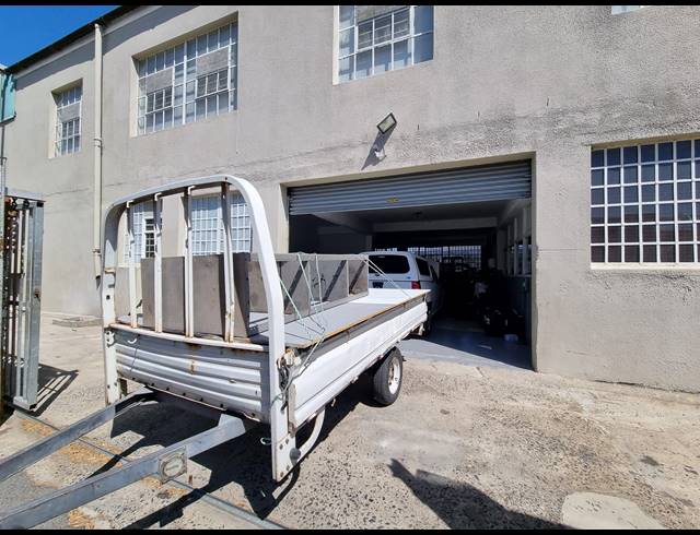 299M² WAREHOUSE TO LET IN TRIANGLE FARM